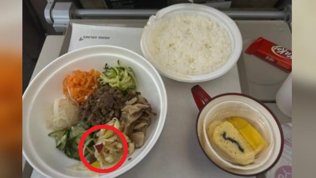 從照片中可看出,乘客還未拌開前,碎片已經藏在豆芽菜上。(圖/翻攝自Naver Cafe)