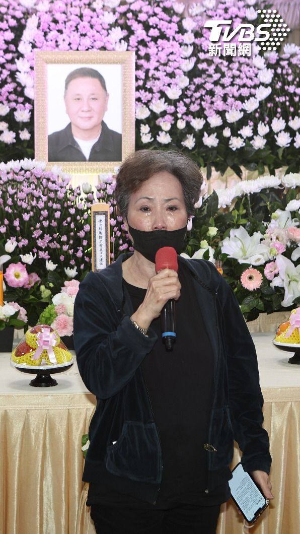 宗華遺孀朗誦追思文,聲淚俱下。(圖/張哲鳴攝)