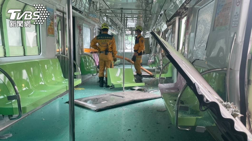 捷運車廂內部慘況。(圖/TVBS)
