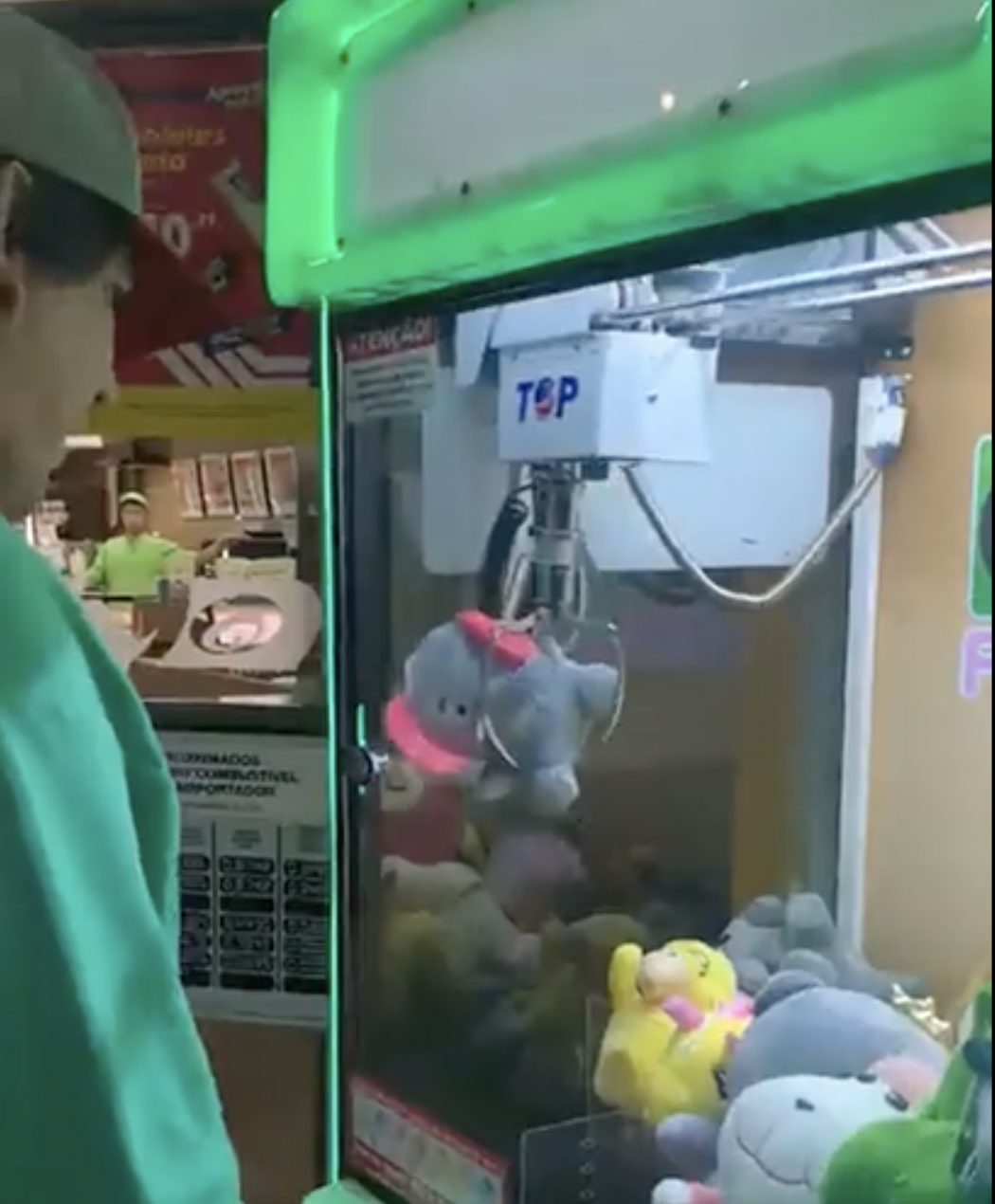 巴西男子與妻子到夾娃娃機店消遣。(圖/翻攝自blabla112345 Twitter)