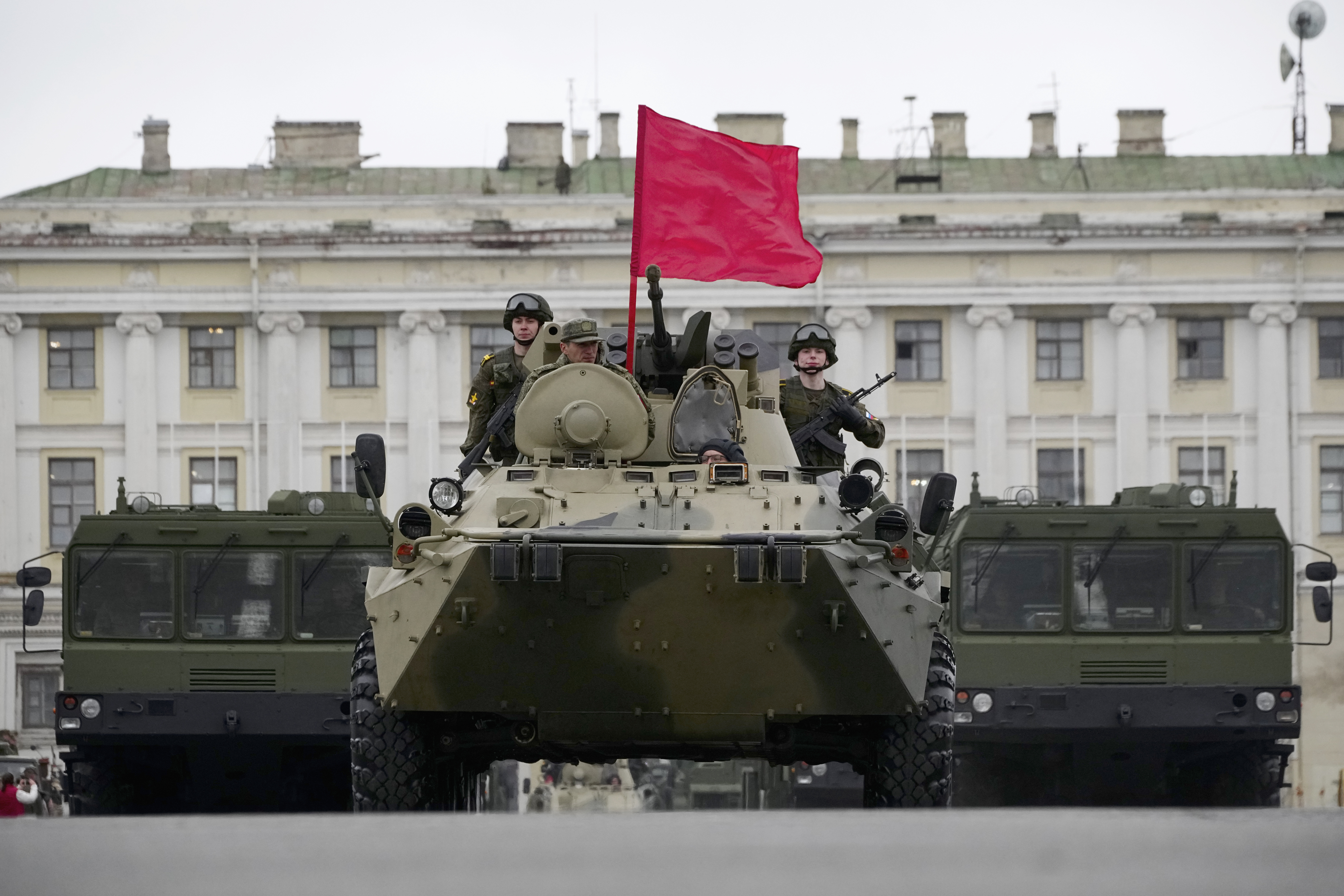 由於閱兵典禮規模縮減，俄羅斯今年僅展示十種不同輪型裝甲車及彈道飛彈武器系統。(畫面來源：AP)