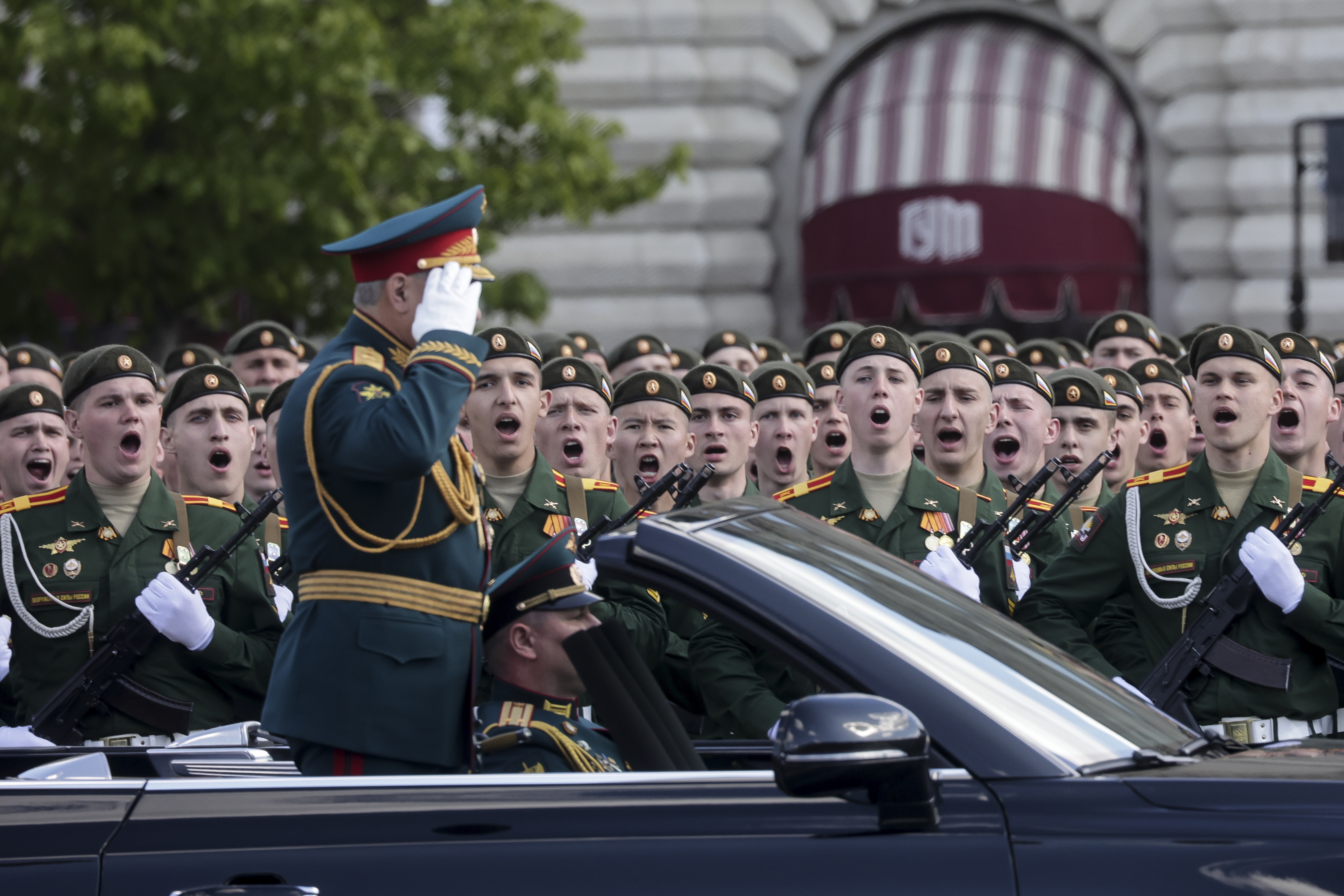 俄羅斯國防部長紹伊古檢閱部隊，並向官兵致上問候。(畫面來源：AP)
