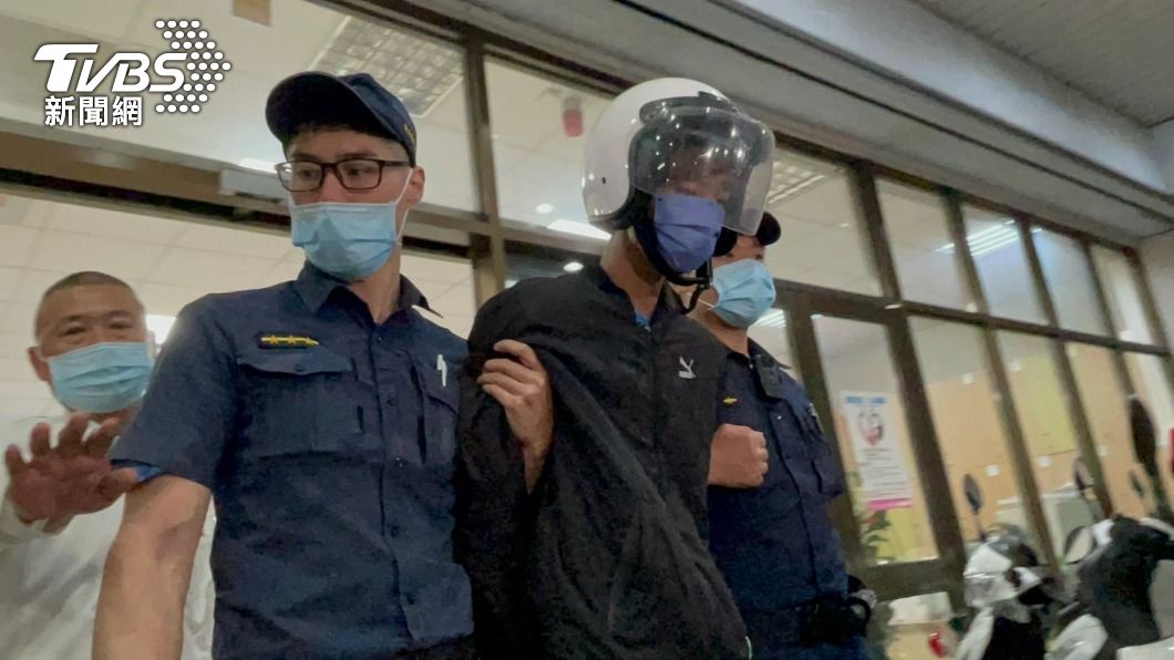 協助運屍的梁男被警方帶回偵辦。（圖／TVBS）