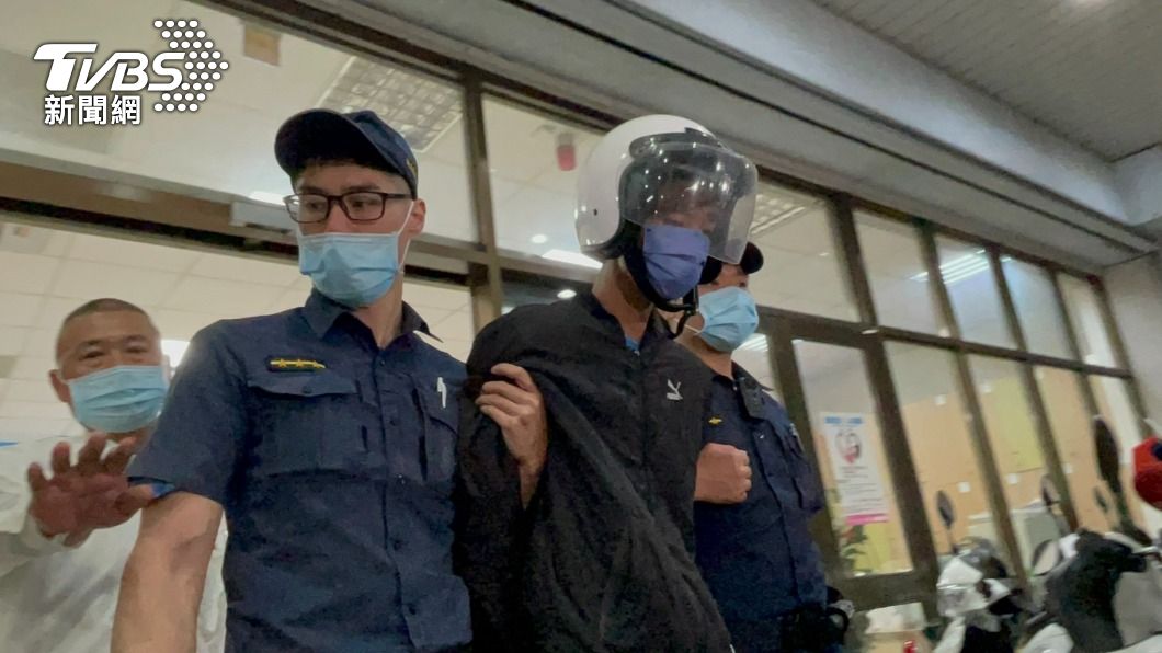 協助運屍的梁男。(圖/TVBS)
