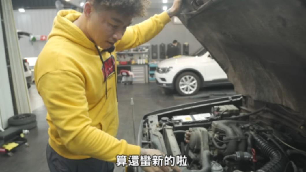 郭泓志正如火如荼地將老車翻新。（圖／翻攝自《郭董懂不懂》YouTube）