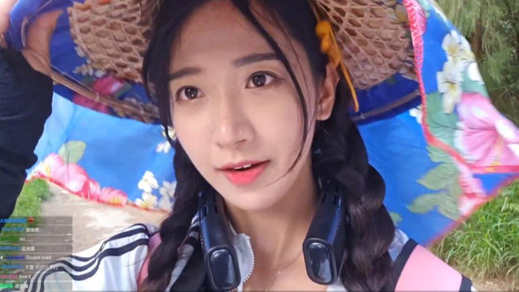 企鵝妹收到客家斗笠後，立刻開心地戴到頭上。（圖／翻攝自「@Jinnytty」Twitch）