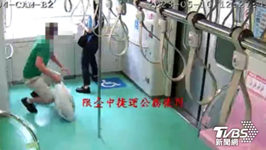 12:27:42 車內旅客開始有防護動作。(圖/中捷提供)