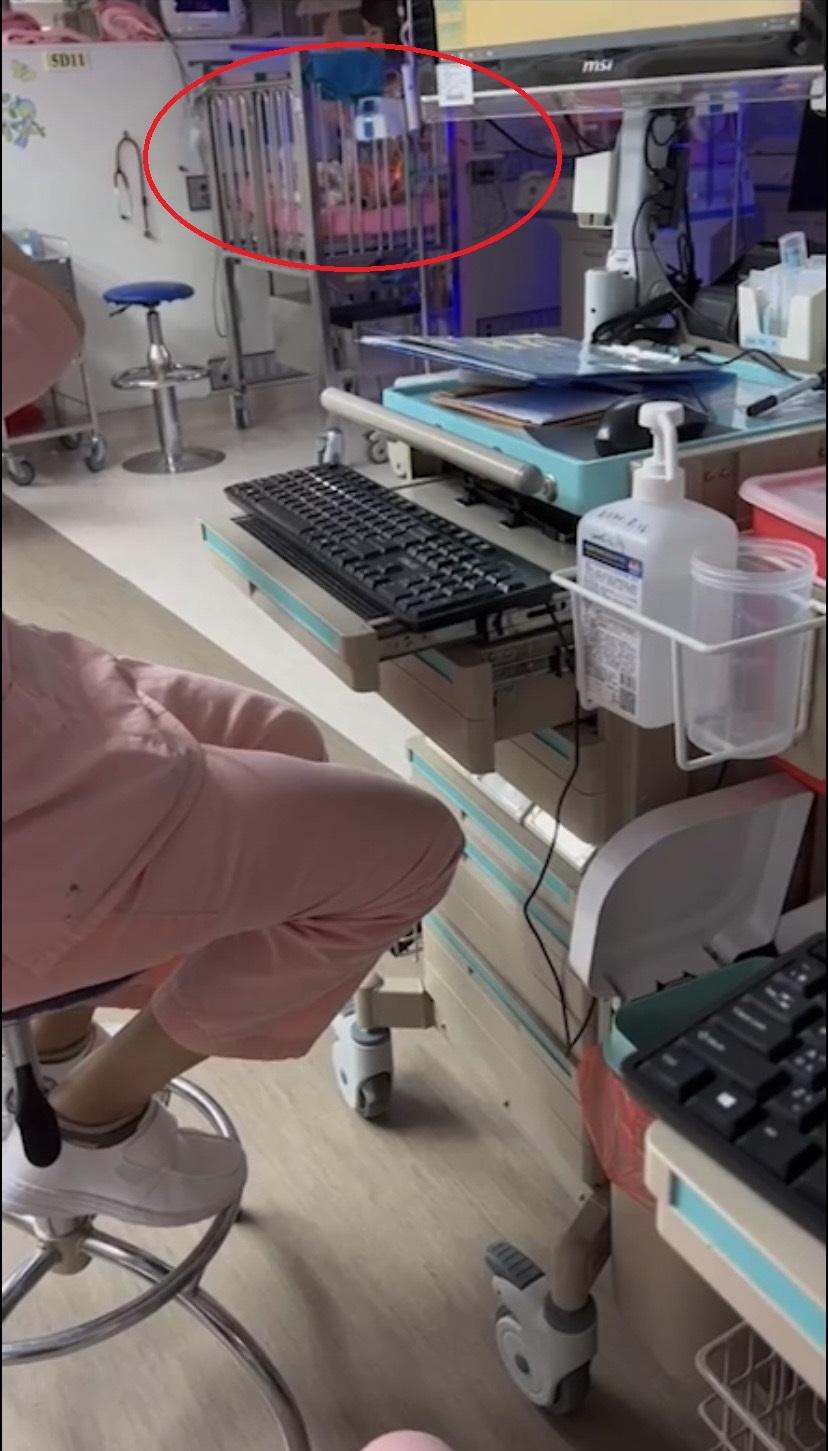 護理師在拍打過程中還有同事在一旁傳出嘻笑聲。（圖／翻攝自爆料公社）