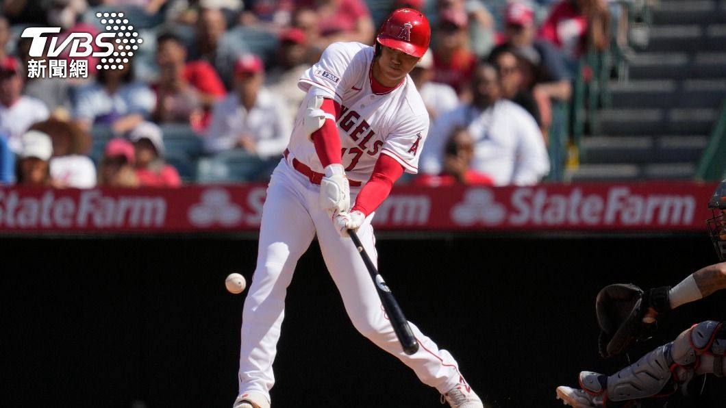 大谷鎖定一顆偏低曲球,敲出全壘打。(圖/達志影像美聯社)
