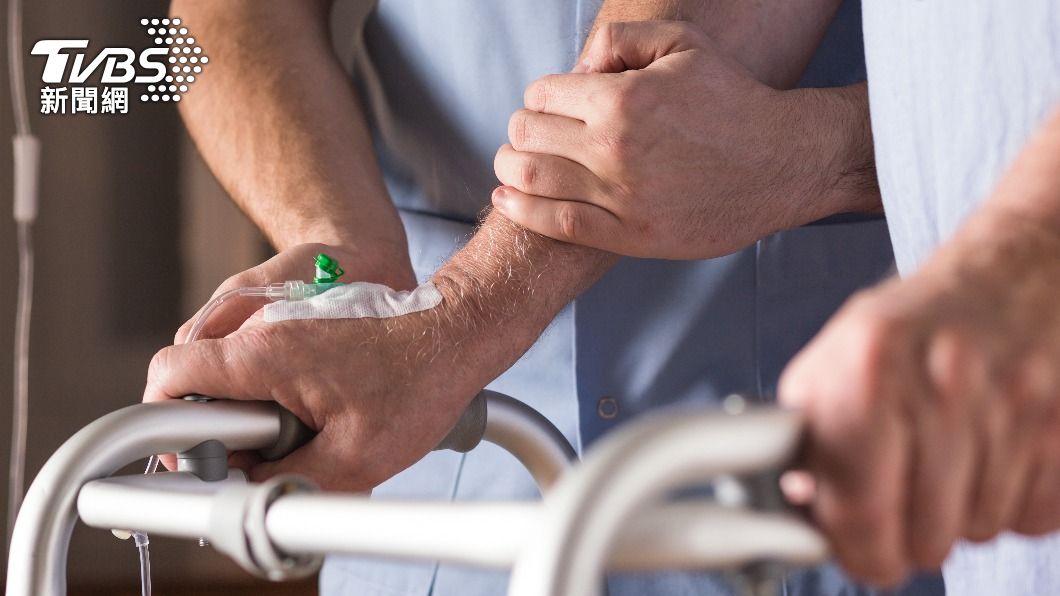 男子懷疑父親遭護理師虐待。（示意圖／Shutterstock達志影像）
