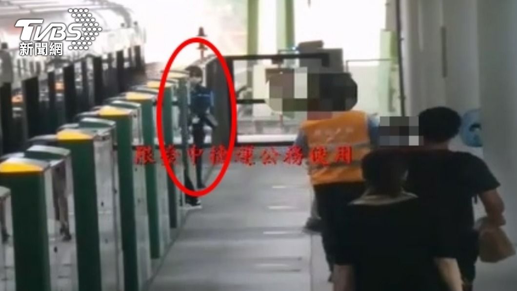 保全跑向隨車員。(圖/台中捷運公司提供)