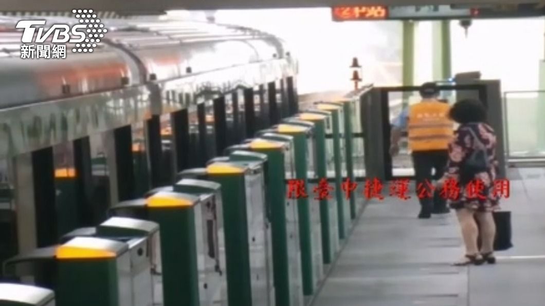 保全跑過去試圖阻止,但列車仍啟動。(圖/台中捷運公司提供)