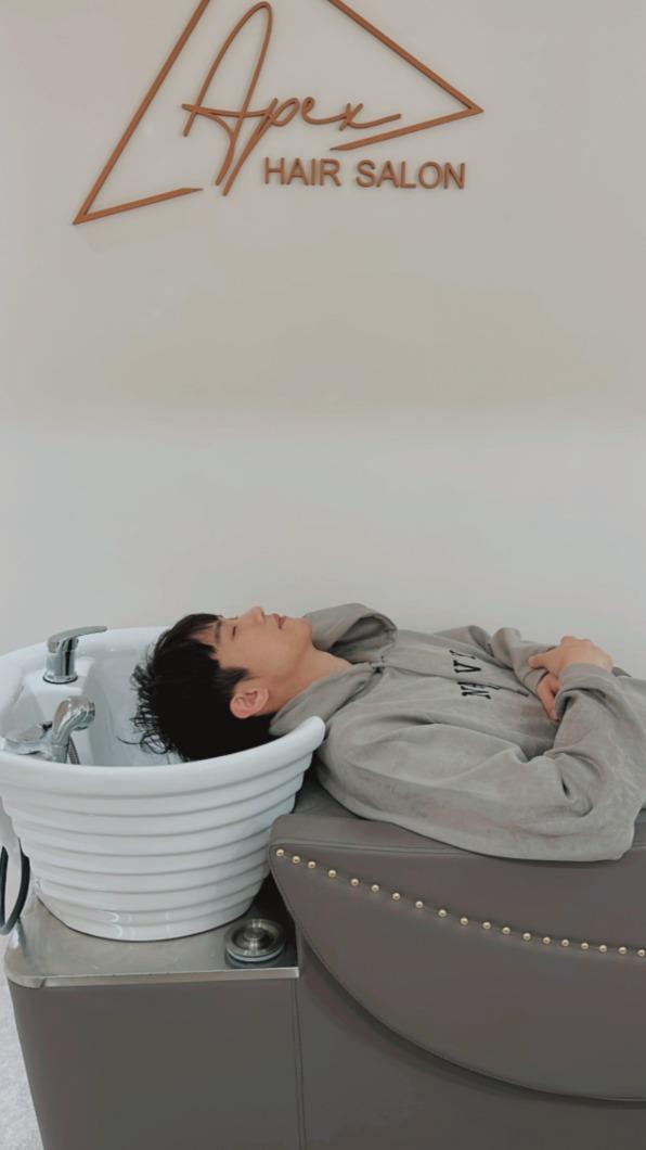 范姜彥豐體驗洗頭。（圖／APEX HAIR SALON提供）