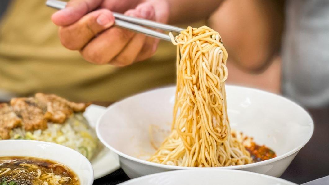 「紅油燃麵」（60元）很容易拌開又會吸附醬汁，辣醬處理得很好！（圖／大手牽小手。玩樂趣提供）