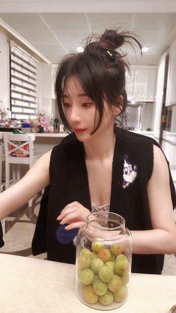 柳岩擁有火辣身材與豔麗外型,有最性感女主播美稱。(圖/翻攝自柳岩微博)