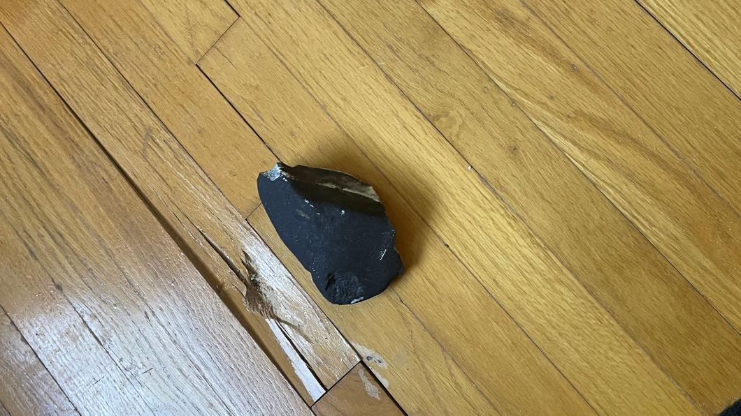 隕石墜落當下沒人在家,未造成傷亡。(圖/翻攝自《CBS》)