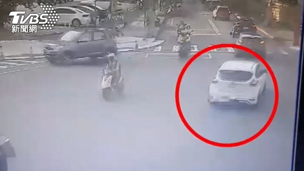 債主朋友把債務人友人車輛開走逃逸。（圖／TVBS）