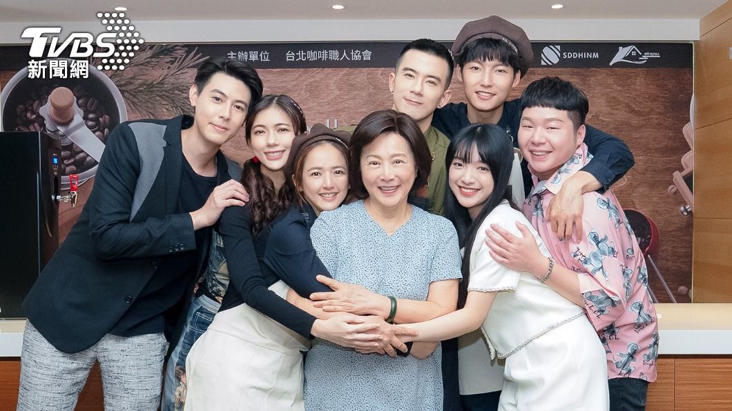 《加油喜事》演員群聊母親節計畫, Teddy(前排左一)、鄭芯恩、臧芮軒、劉秀雯、趙宇萱、李承鴻。JR紀言愷(後排中)、劉育仁。(圖/TVBS)