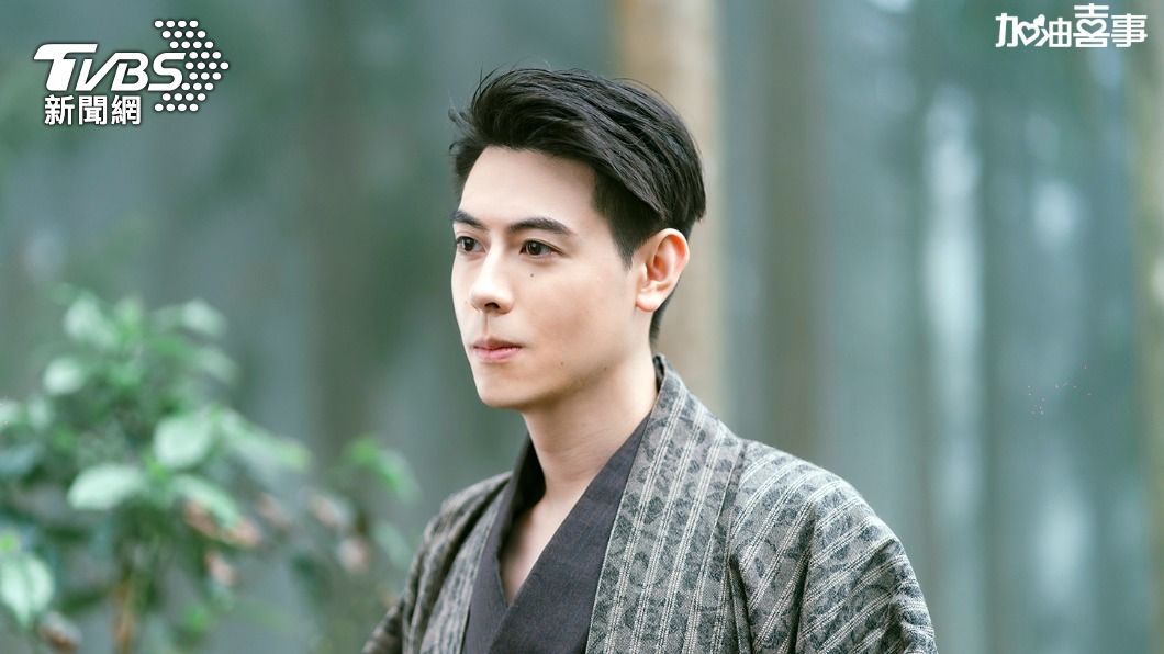 Teddy送母親節禮物 媽媽反應令眾人笑翻 。(圖/TVBS)