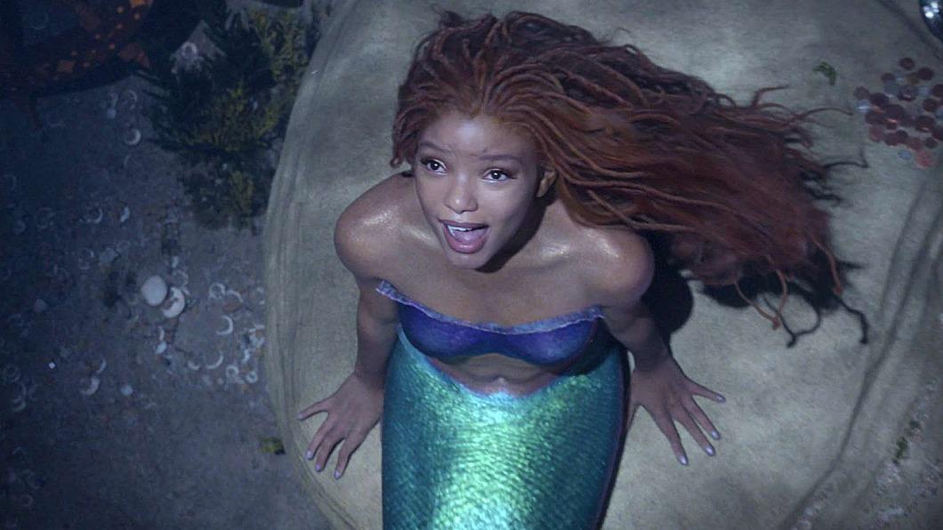 飾演小美人魚的是非裔女星Halle Bailey。(圖/翻攝自推特)