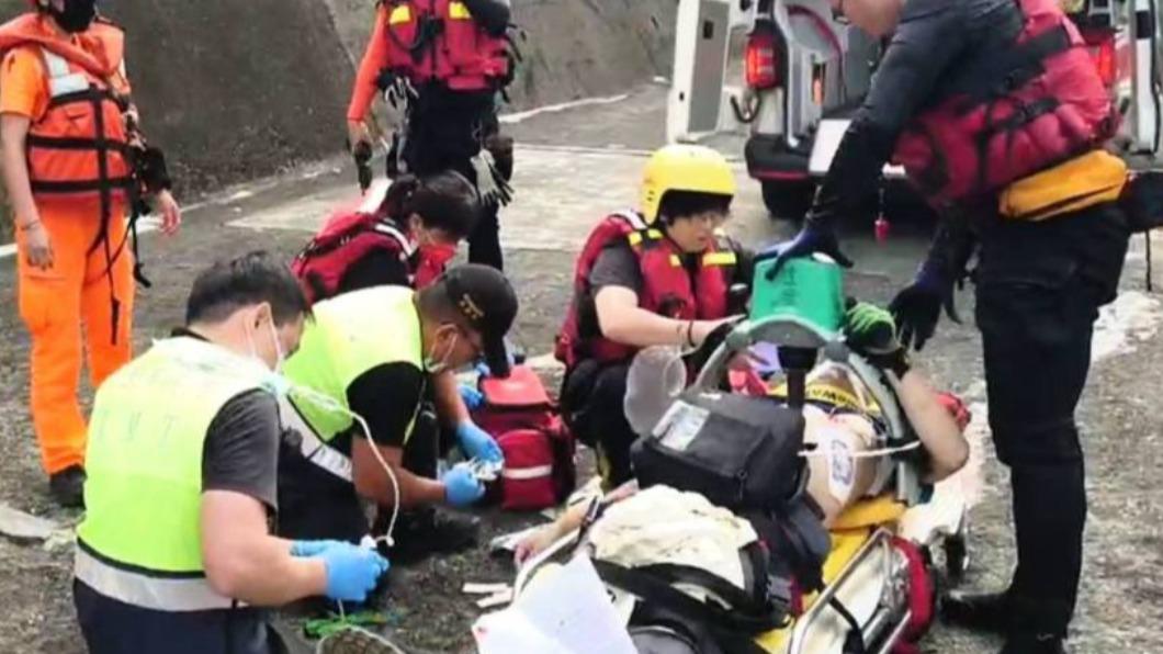 釣客失足落海  獲救時無生命跡象 送醫搶救