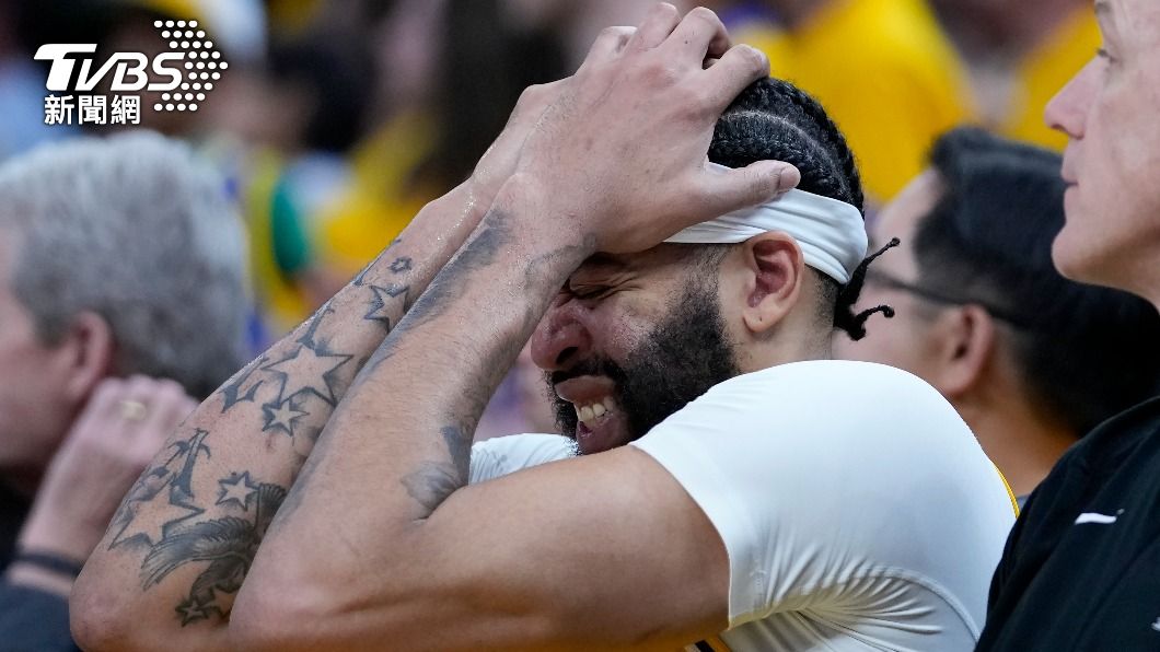 NBA戴維斯被打到頭傷退　湖人教頭：狀況有好轉