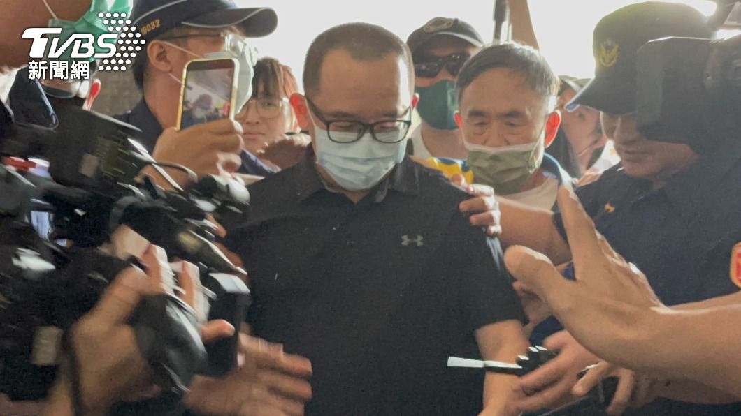 陳致中赴高雄地檢署報到。(圖/林炫均攝影)