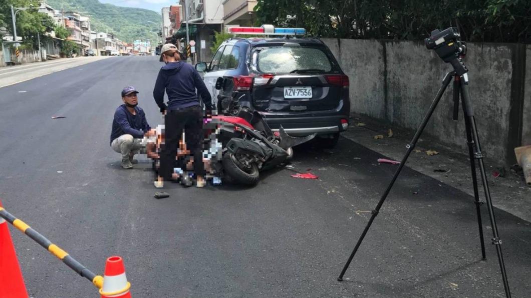 警車路邊執勤無辜遭撞 騎士受傷送醫(圖/台東成功局提供)