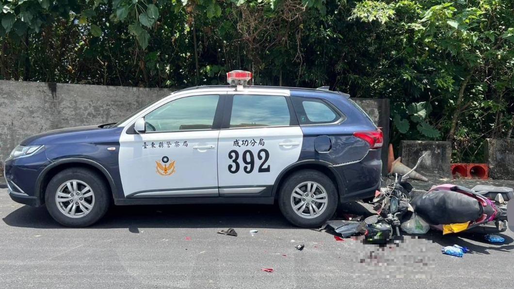 警車路邊執勤無辜遭撞 騎士受傷送醫(圖/台東成功局提供)