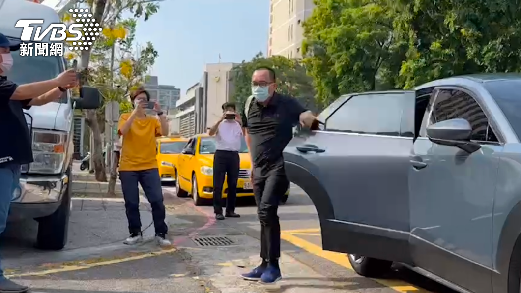 陳致中理著平頭抵達高雄地檢署。(圖/林炫均攝影)