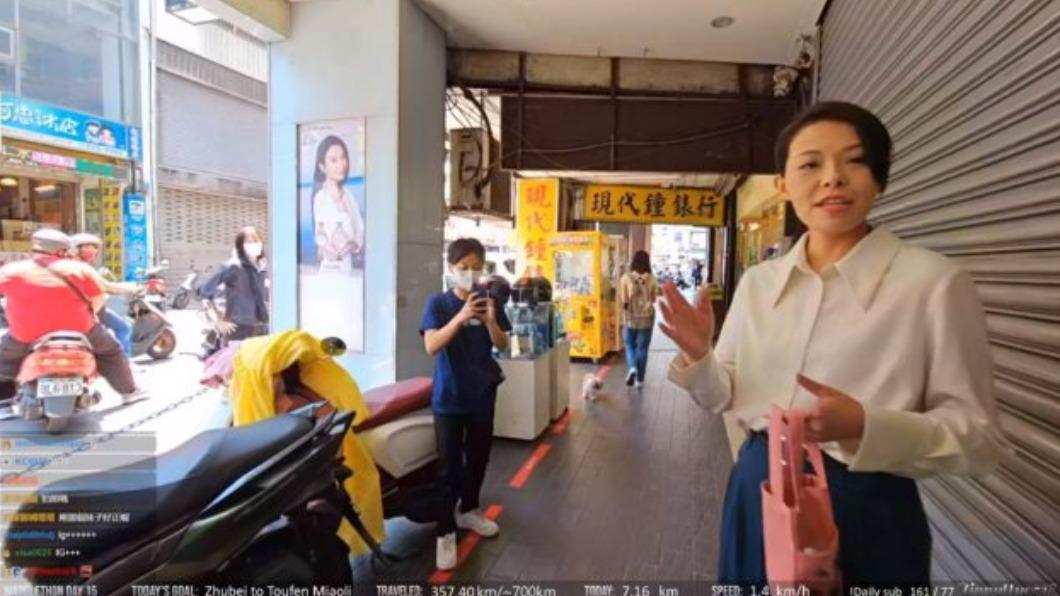 是市長本人!企鵝妹環島到新竹 高虹安「快閃40秒」送禮物