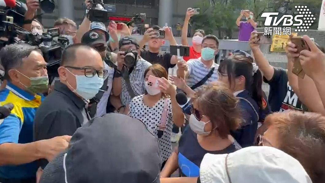 陳致中被關支持者送行、高喊:「政治迫害!致中無罪!」