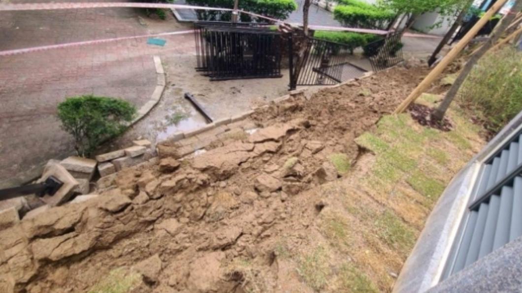 仁川新建公寓外倒塌的擋土牆。(圖/翻攝自@ohmahahm推特)