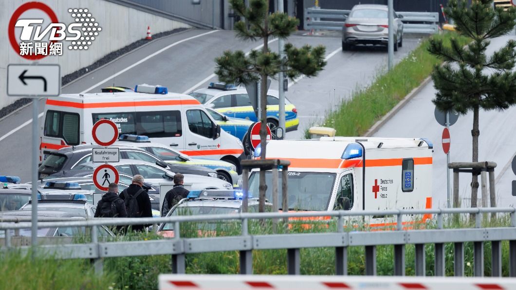 警方及救援人員前往槍擊現場。(圖/達志影像美聯社)
