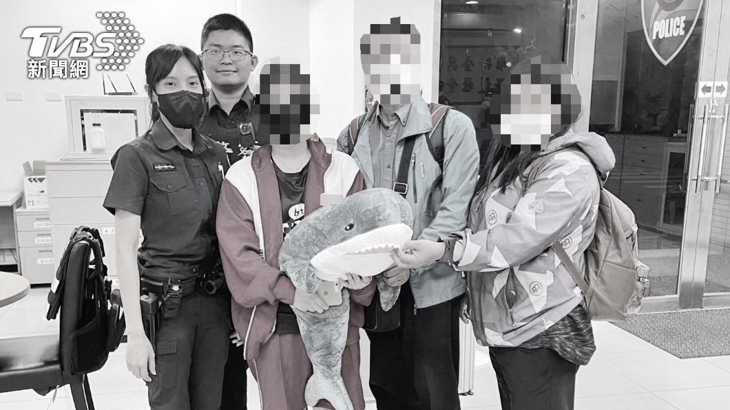 警方通知家屬前來將女學生帶回。（圖、經變色處理／TVBS）