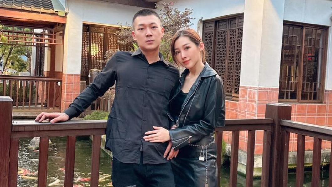 鳳梨當爸了?現身婦產科全被拍 愁容緊盯「親子共讀」