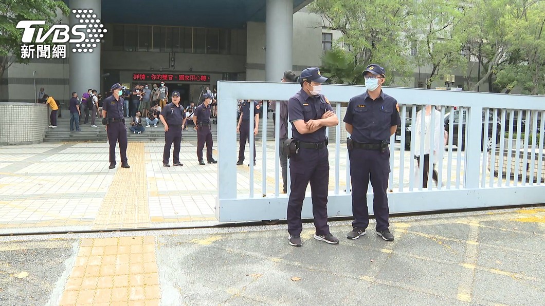 地檢署出現了許多陳致中的支持者。(圖/TVBS )