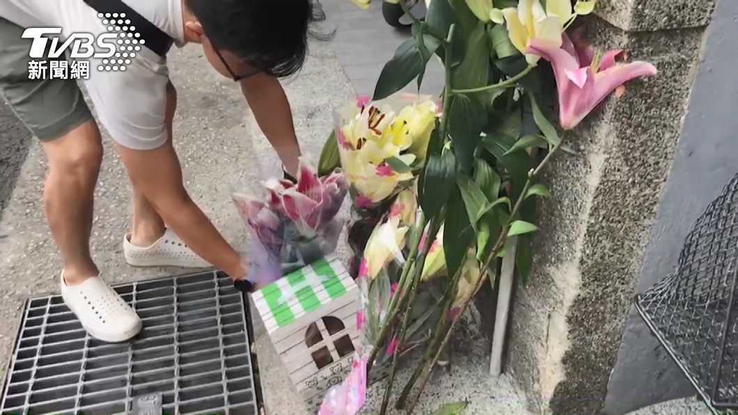 民眾不捨女童到場悼念。(圖/TVBS)