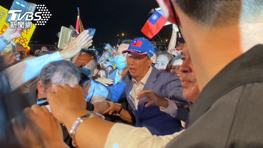 現場支持者太熱情,郭台銘被擠到台上,(圖/賴慧津攝)