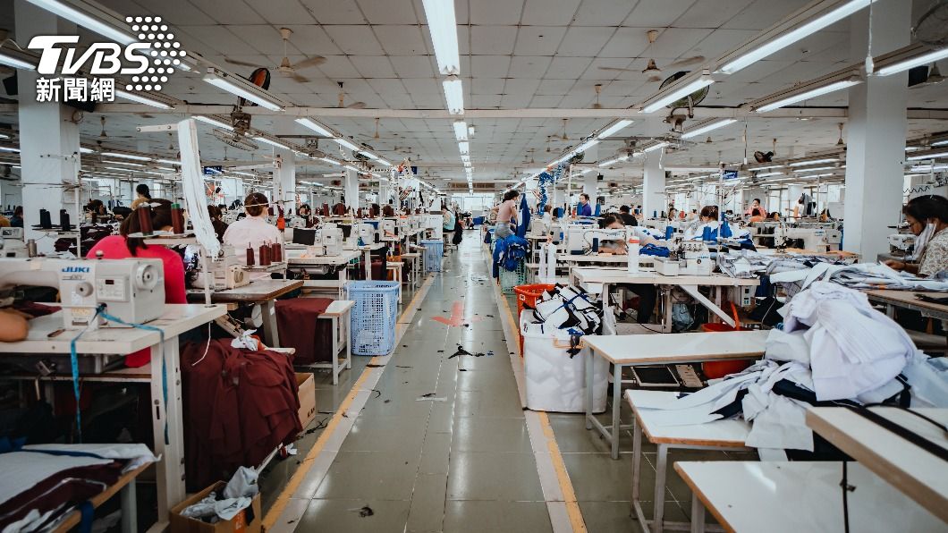 女子因被父母逼迫回家鄉，只好找一份工廠工作維生。（示意圖／shutterstock達志影像）