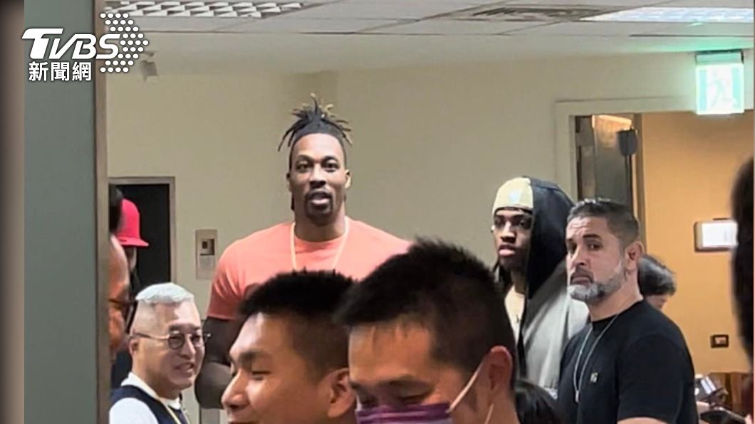 艾佛森見面會魔獸也來了!簡單寒暄後快閃