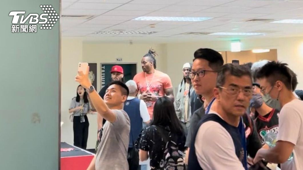 魔獸一現身,馬上吸引大批球迷搶拍。(圖/民眾提供)