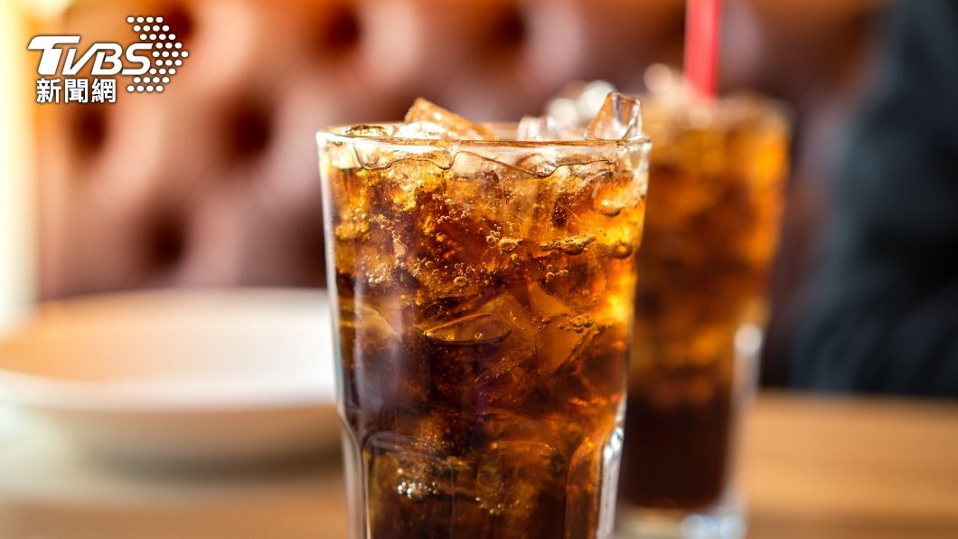 可樂、汽水等碳酸飲料超傷身。(示意圖/shutterstock達志影像)