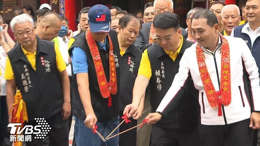 鴻海創辦人郭台銘和新北市長侯友宜罕見同框。(圖/TVBS)
