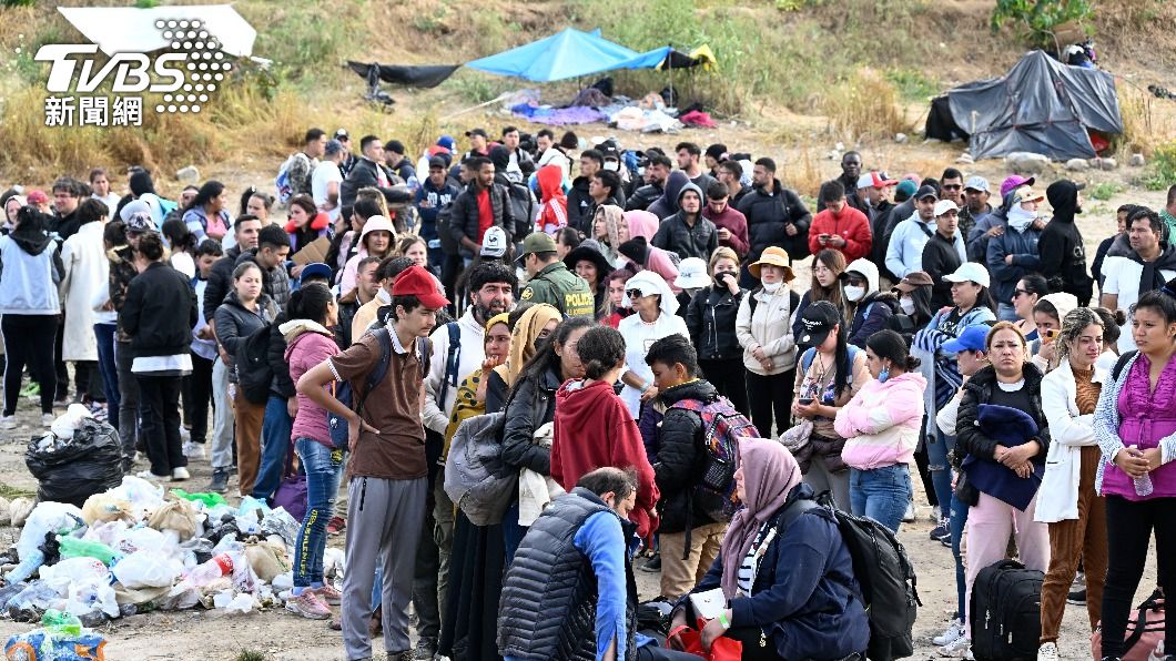 大批移民在美墨邊境等待。（圖／達志影像美聯社）