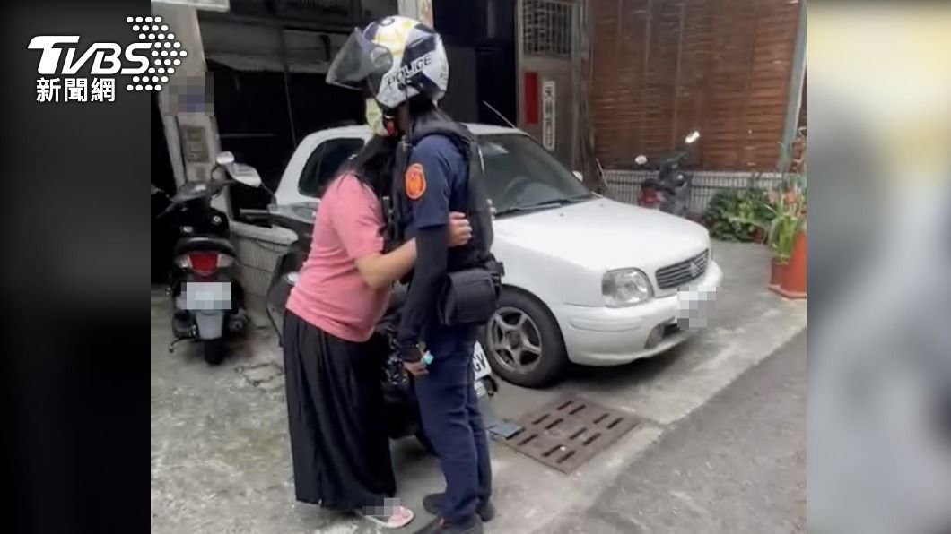 最美風景是她!小姐姐心情差暴哭 警傾聽溫柔「給抱緊」