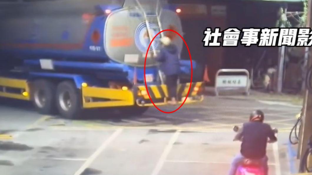 朋友見狀急忙呼喊男子下車。(圖/翻攝自社會事新聞影音)