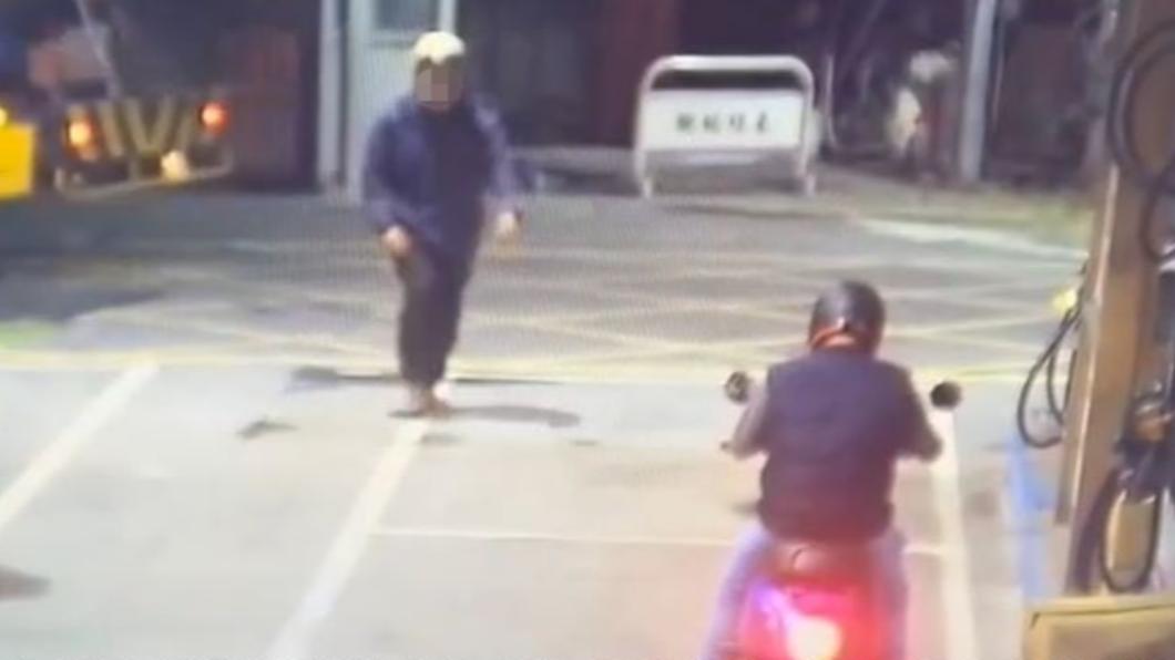 男子最後配合下車。(圖/翻攝自社會事新聞影音)
