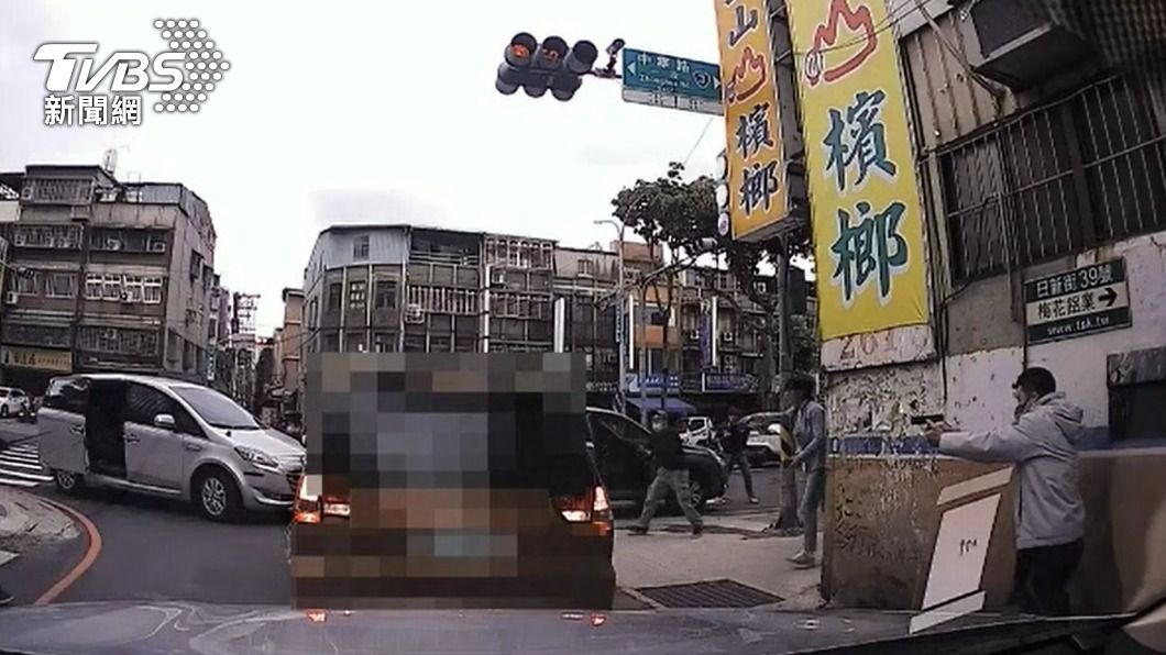通緝犯持槍販毒還開車衝撞 警連開7槍壓制逮捕