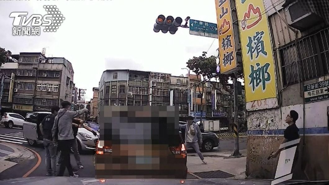 多名警員持槍喝令曾姓通緝犯下車。(圖/TVBS)